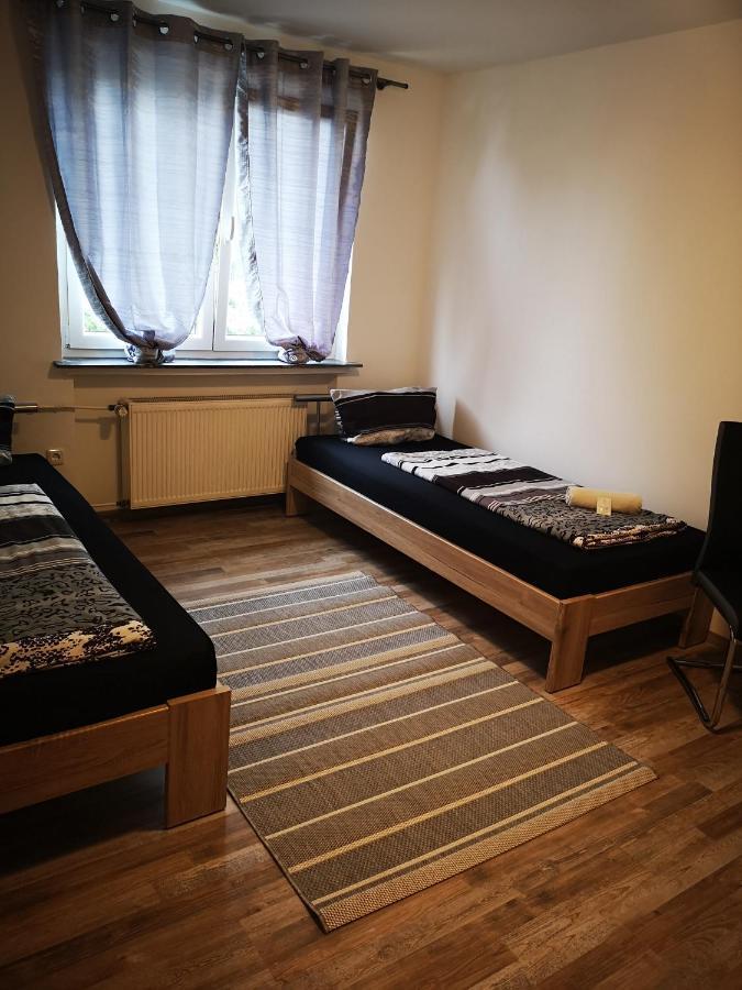 Grande Chambre Lits Jumeaux avec Salle de Bains Commune